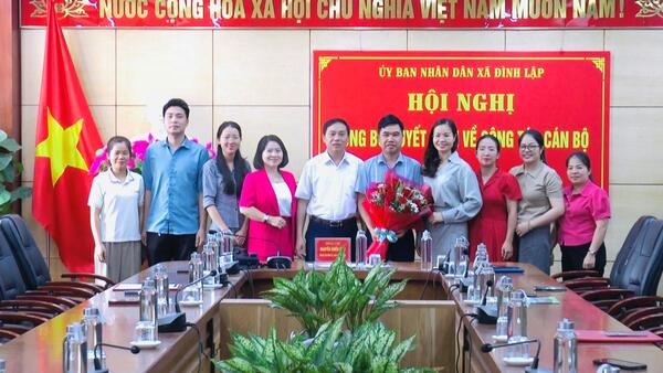 UBND xã Đình Lập công bố Quyết định về công tác cán bộ