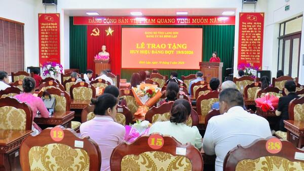 Xã Đình Lập trao tặng Huy hiệu Đảng đợt 19-5 cho 9 đảng viên