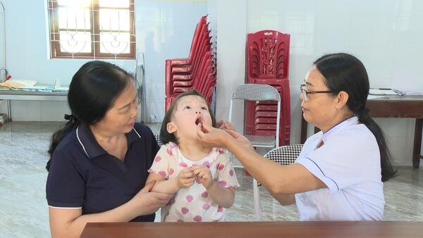 Trạm Y tế xã Đình Lập triển khai uống Vitamin A cho trẻ em trên địa bàn