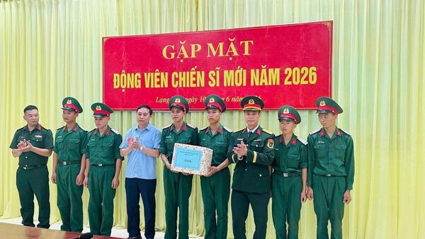UBND XÃ ĐÌNH LẬP TỔ CHỨC THĂM HỎI, ĐỘNG VIÊN VÀ TẶNG QUÀ TẠI LỄ TUYÊN THỆ CHIẾN SĨ MỚI NĂM 2026