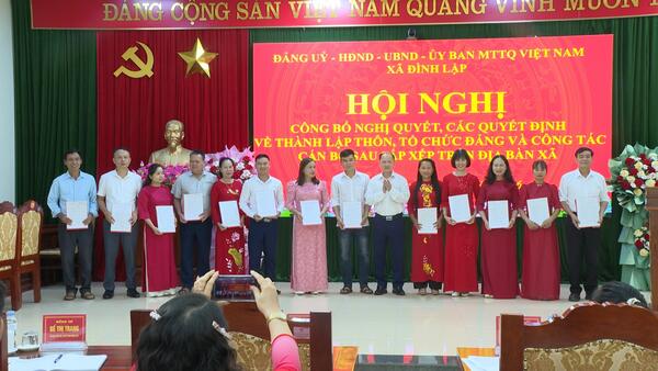 HỘI NGHỊ CÔNG BỐ NGHỊ QUYẾT, CÁC QUYẾT ĐỊNH VỀ THÀNH LẬP THÔN, TỔ CHỨC ĐẢNG VÀ CÔNG TÁC CÁN BỘ SAU SẮP XẾP TRÊN ĐỊA BÀN XÃ