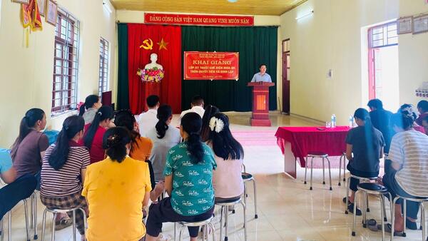 Khai giảng lớp đào tạo nghề kỹ thuật chế biến món ăn ở thôn Quyết Tiến, thôn Kim Quán, xã Đình Lập
