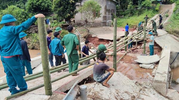 XÃ ĐÌNH LẬP KỊP THỜI KHẮC PHỤC CÁC ĐIỂM NGẦM TRÀN BỊ HƯ HỎNG DO MƯA BÃO