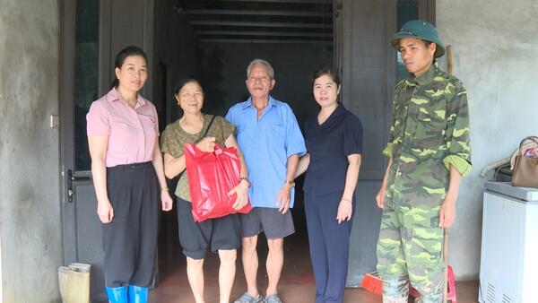 LÃNH ĐẠO XÃ KIỂM TRA, RÀ SOÁT VÀ THĂM HỎI, ĐỘNG VIÊN CÁC GIA ĐÌNH BỊ ẢNH HƯỞNG BỞI MƯA LỚN VÀ HOÀN LƯU BÃO SỐ 4