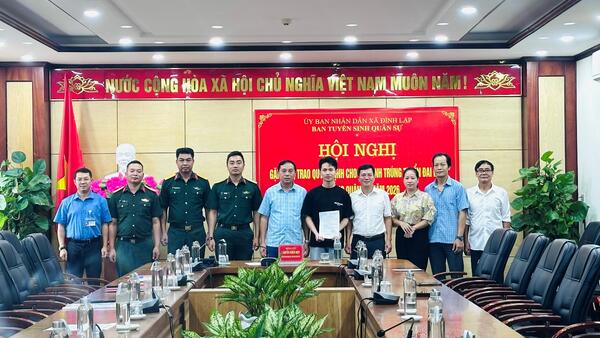XÃ ĐÌNH LẬP GẶP MẶT, TRAO QUYẾT ĐỊNH CHO THÍ SINH TRÚNG TUYỂN ĐẠI HỌC, CAO ĐẲNG QUÂN SỰ NĂM 2026