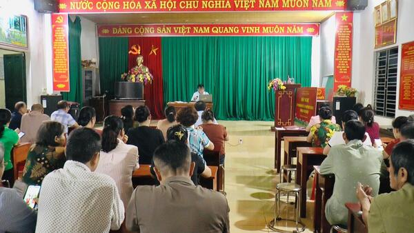 Đồng chí Chủ tịch UBND xã Đình Lập quán triệt, triển khai các Nghị quyết, Kết luận Hội nghị lần thứ ba Ban Chấp hành Trung ương Đảng khóa XIV tại Chi bộ thôn Tân Tiến