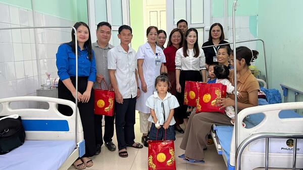 THĂM TẶNG QUÀ TẾT TRUNG THU CHO TRẺ EM ĐANG ĐIỀU TRỊ TẠI TRUNG TÂM Y TẾ KHU VỰC ĐÌNH LẬP