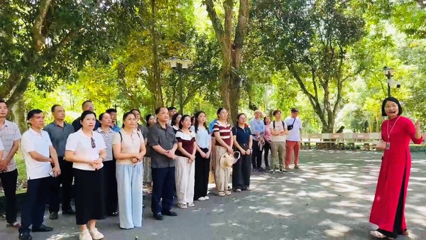 Đảng ủy các cơ quan Đảng xã Đình Lập tổ chức sinh hoạt Chuyên đề tại Đền Hùng và Khu Di tích lịch sử K9 - Đá Chông
