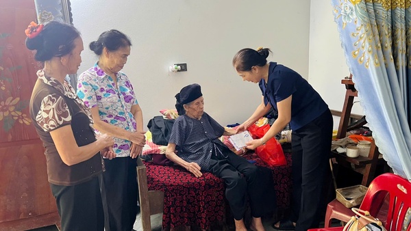 THĂM, TẶNG QUÀ NGƯỜI CAO TUỔI NHÂN KỶ NIỆM NGÀY QUỐC TẾ NGƯỜI CAO TUỔI VÀ THÁNG HÀNH ĐỘNG VÌ NGƯỜI CAO TUỔI VIỆT NAM