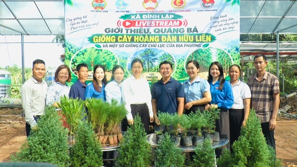 ĐOÀN THANH NIÊN XÃ ĐÌNH LẬP TỔ CHỨC LIVESTREAM GIỚI THIỆU, QUẢNG BÁ GIỐNG CÂY HOÀNG ĐÀN HỮU LIÊN VÀ MỘT SỐ GIỐNG CÂY CHỦ LỰC CỦA ĐỊA PHƯƠNG