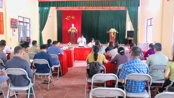 Đồng chí Trưởng Ban Tổ chức Tỉnh uỷ dự sinh hoạt chi bộ tại thôn Bình Chương, xã Đình Lập