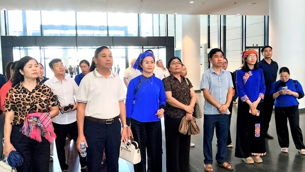 Các chi bộ thuộc khối UBND xã Đình Lập tổ chức sinh hoạt chuyên đề tại Bảo tàng Lịch sử Quân sự Việt Nam