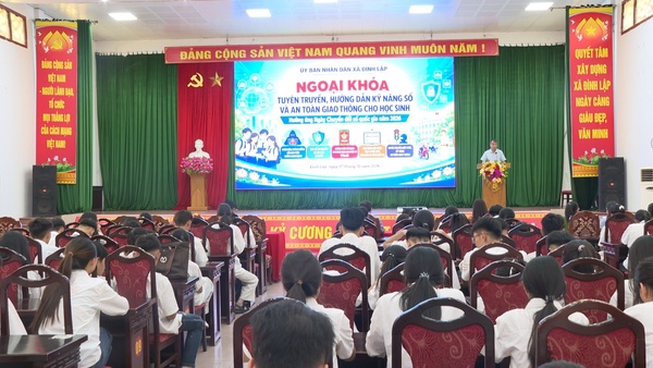 XÃ ĐÌNH LẬP TỔ CHỨC NGOẠI KHOÁ TUYÊN TRUYỀN, HƯỚNG DẪN KỸ NĂNG SỐ VÀ AN TOÀN GIAO THÔNG CHO HỌC SINH