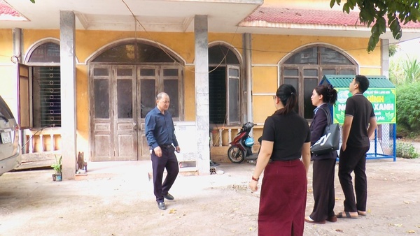 Đồng chí Bí thư Đảng uỷ xã kiểm tra, nắm tình hình trụ sở dôi dư trên địa bàn xã Đình Lập sau sáp nhập