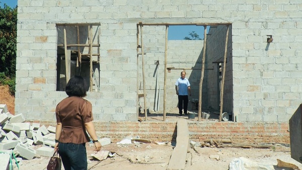 ĐỒNG CHÍ BÍ THƯ ĐẢNG UỶ XÃ ĐÌNH LẬP KIỂM TRA TIẾN ĐỘ XOÁ NHÀ TẠM, NHÀ DỘT NÁT TRÊN ĐỊA BÀN XÃ