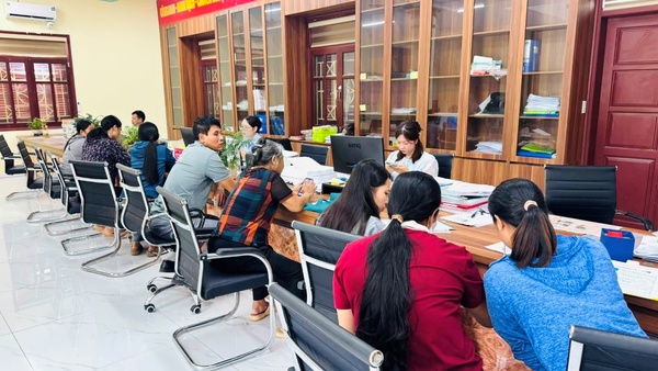 XÃ ĐÌNH LẬP ĐẨY MẠNH CẢI CÁCH HÀNH CHÍNH, NÂNG CAO CHẤT LƯỢNG PHỤC VỤ NGƯỜI DÂN