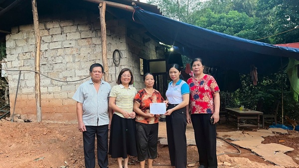 UỶ BAN MTTQ VIỆT NAM XÃ VÀ HỘI LHPN XÃ THĂM TẶNG QUÀ HỘI VIÊN PHỤ NỮ VÀ HỘ GIA ĐÌNH CÓ HOÀN CẢNH KHÓ KHĂN