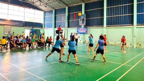 HỘI NGƯỜI CAO TUỔI XÃ ĐÌNH LẬP TỔ CHỨC GIAO LƯU BÓNG CHUYỀN HƠI